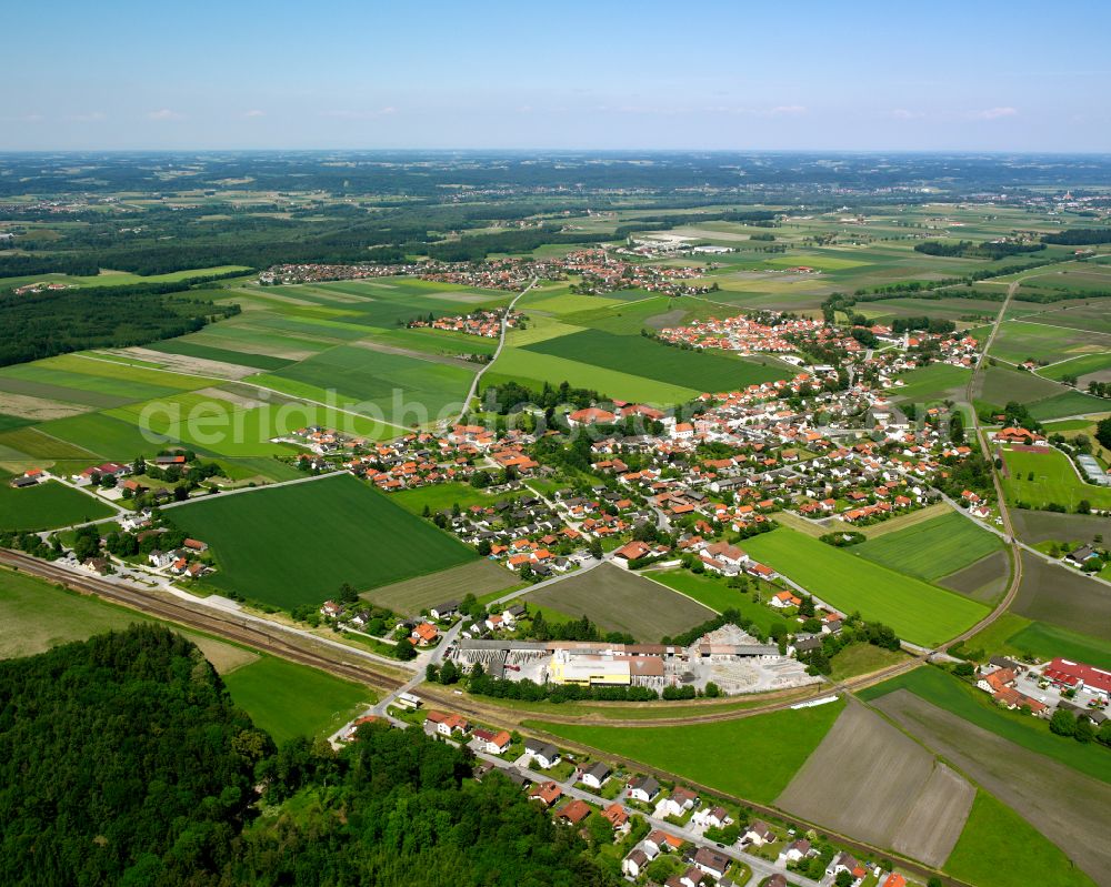 Heiligenstatt from the bird's eye view: Agricultural land and field boundaries surround the settlement area of the village in Heiligenstatt in the state Bavaria, Germany