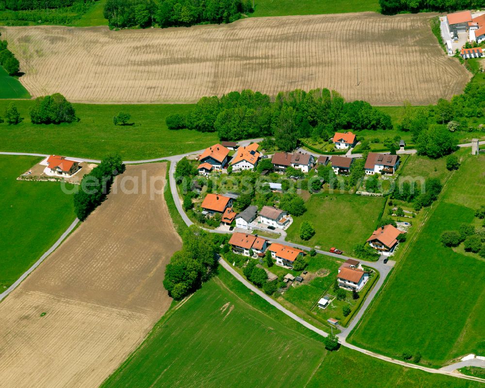 Aerial photograph Heindlschlag - Agricultural land and field boundaries surround the settlement area of the village in Heindlschlag in the state Bavaria, Germany
