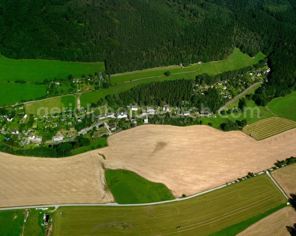 Aerial image Hennersdorf - Agricultural land and field boundaries surround the settlement area of the village in Hennersdorf in the state Saxony, Germany