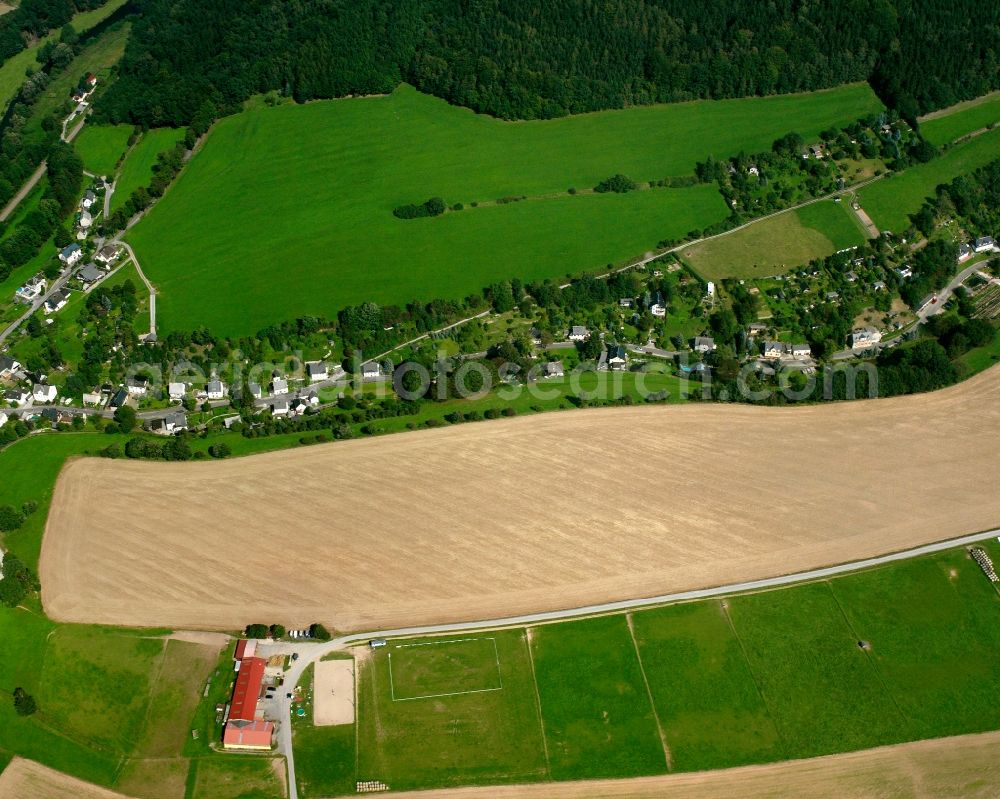 Aerial photograph Hennersdorf - Agricultural land and field boundaries surround the settlement area of the village in Hennersdorf in the state Saxony, Germany