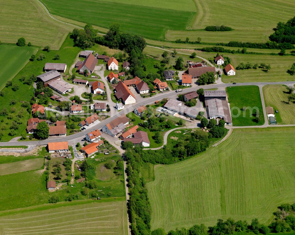 Hetzisweiler from the bird's eye view: Agricultural land and field boundaries surround the settlement area of the village in Hetzisweiler in the state Baden-Wuerttemberg, Germany