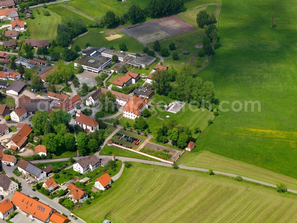Aerial photograph Heudorf - Agricultural land and field boundaries surround the settlement area of the village in Heudorf in the state Baden-Wuerttemberg, Germany