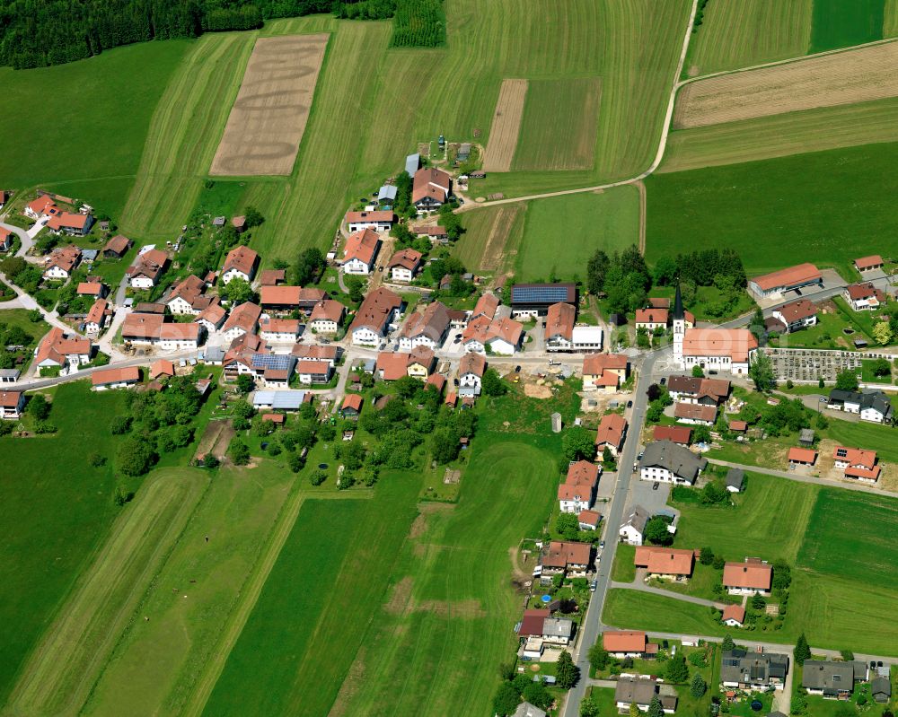Aerial photograph Hintereben - Agricultural land and field boundaries surround the settlement area of the village in Hintereben in the state Bavaria, Germany