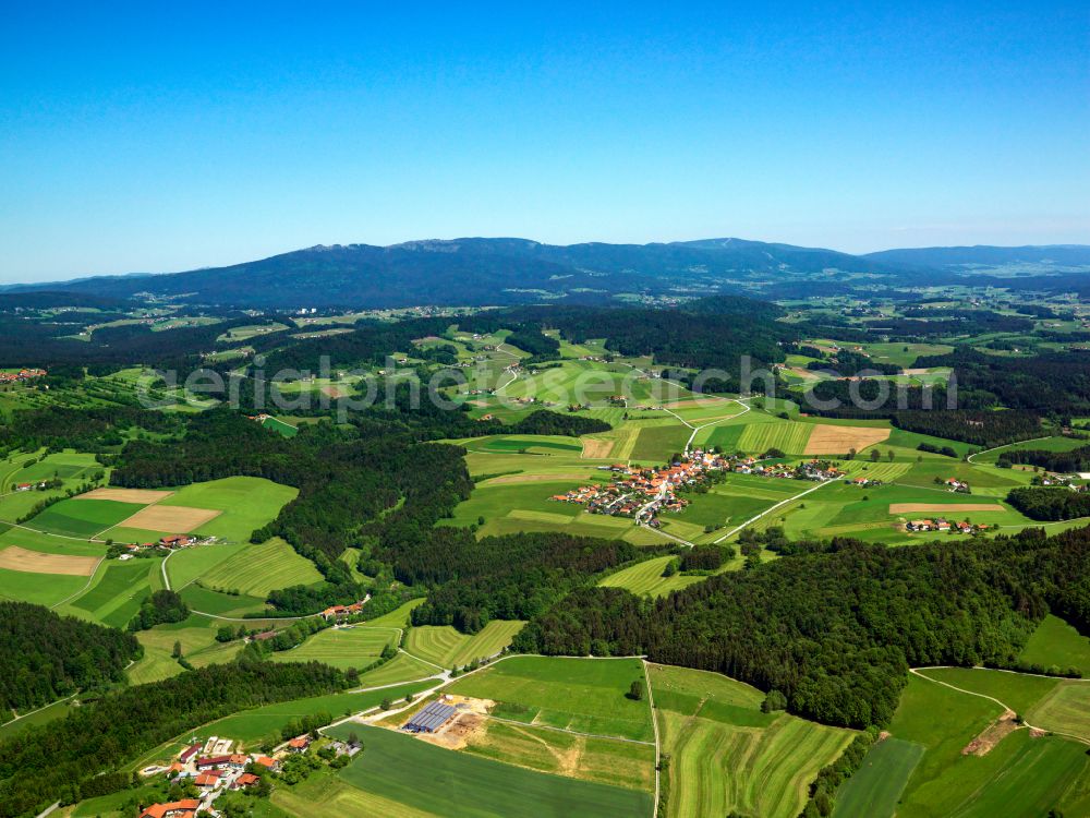 Aerial photograph Hintereben - Agricultural land and field boundaries surround the settlement area of the village in Hintereben in the state Bavaria, Germany