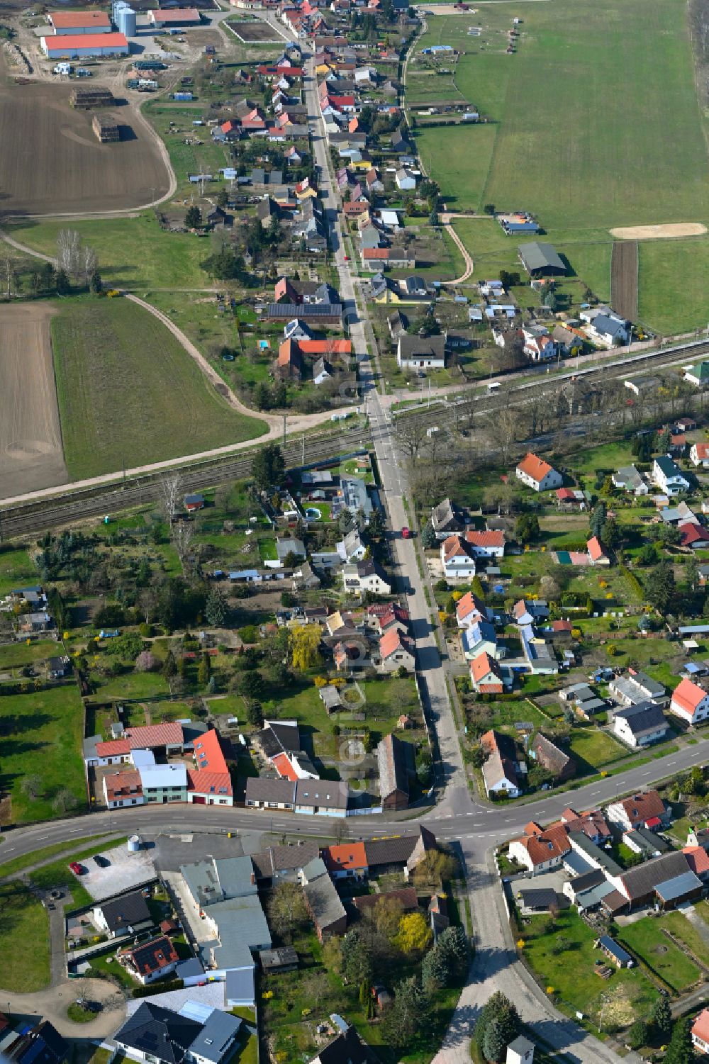 Aerial photograph Jeber-Bergfrieden - Agricultural land and field boundaries surround the settlement area of the village in Jeber-Bergfrieden in the state Saxony-Anhalt, Germany