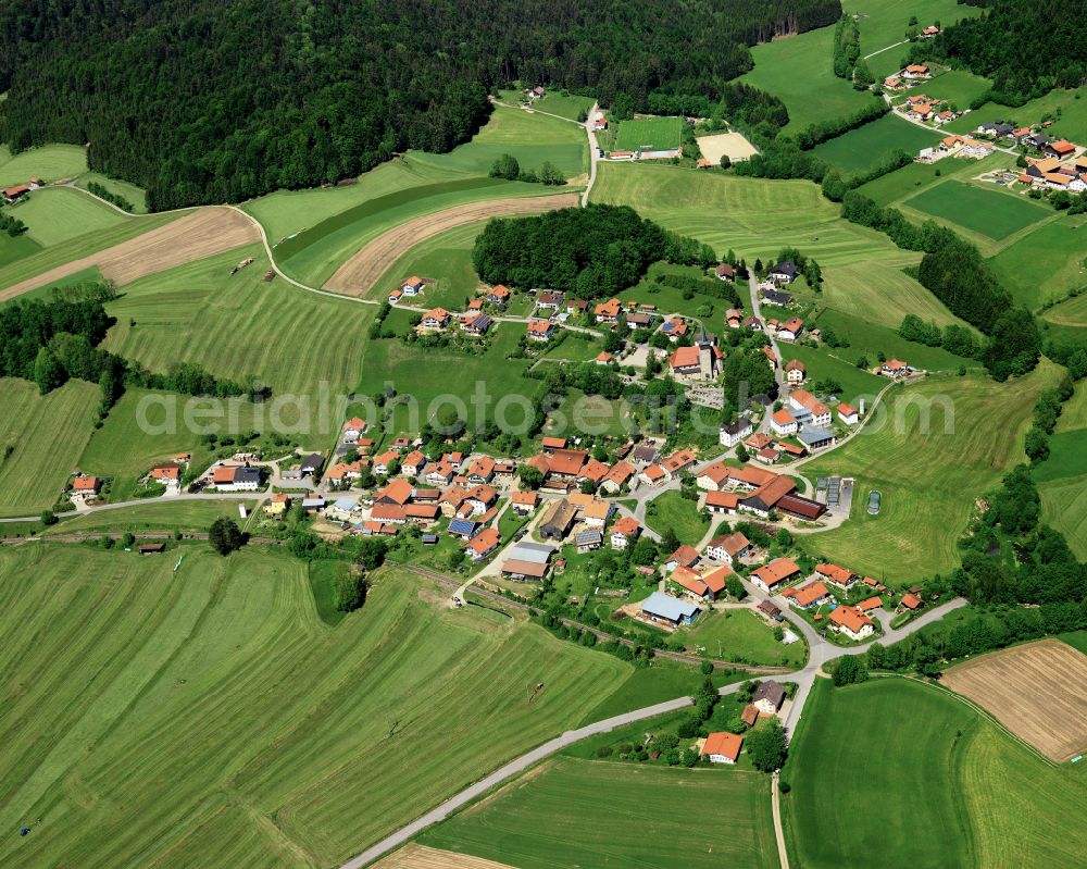 Aerial photograph Karlsbach - Agricultural land and field boundaries surround the settlement area of the village in Karlsbach in the state Bavaria, Germany