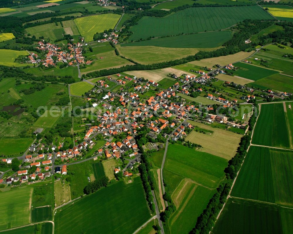 Aerial photograph Kleinensee - Agricultural land and field boundaries surround the settlement area of the village in Kleinensee in the state Hesse, Germany