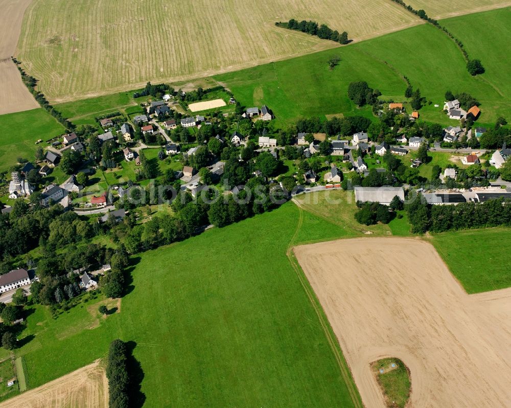 Aerial image Kleinhartmannsdorf - Agricultural land and field boundaries surround the settlement area of the village in Kleinhartmannsdorf in the state Saxony, Germany