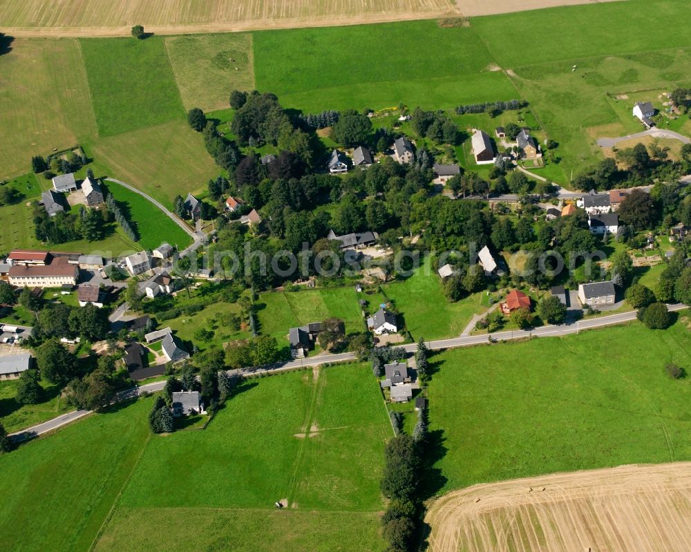 Aerial photograph Kleinhartmannsdorf - Agricultural land and field boundaries surround the settlement area of the village in Kleinhartmannsdorf in the state Saxony, Germany