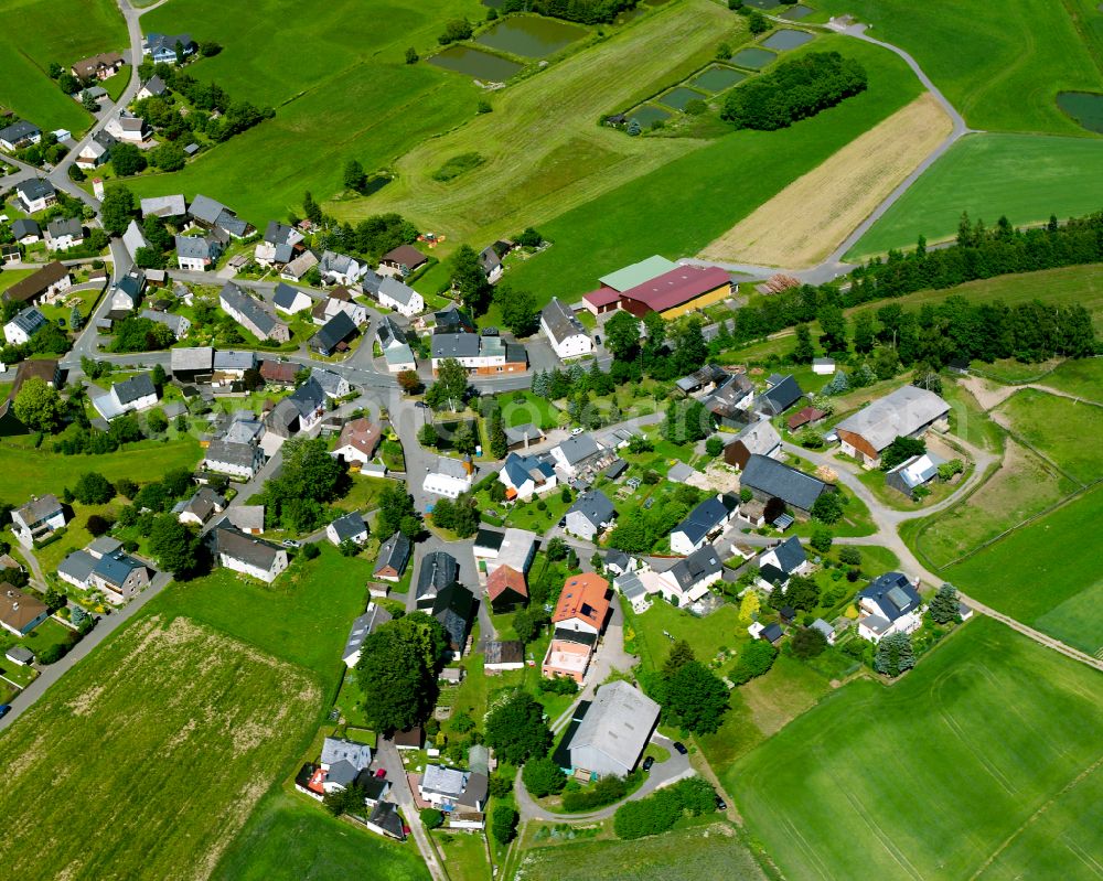 Aerial photograph Kleinschwarzenbach - Agricultural land and field boundaries surround the settlement area of the village in Kleinschwarzenbach in the state Bavaria, Germany