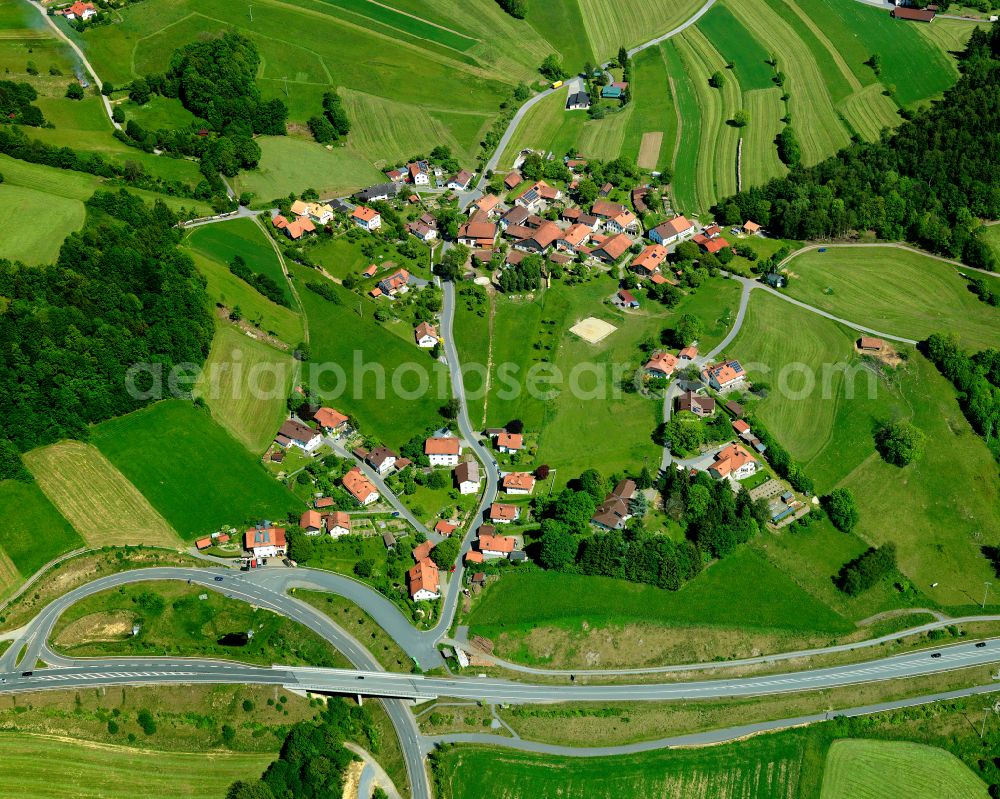 Aerial photograph Köppenreut - Agricultural land and field boundaries surround the settlement area of the village in Köppenreut in the state Bavaria, Germany