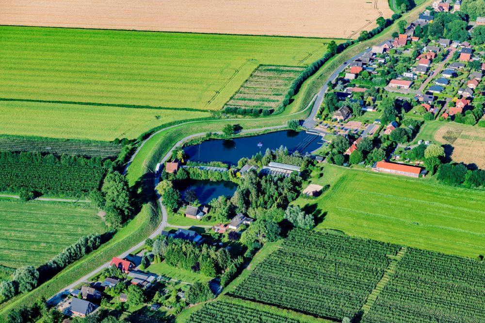 Aerial image Krummendeich - Agricultural land and field boundaries surround the settlement area of the village in Krummendeich in the state Lower Saxony, Germany