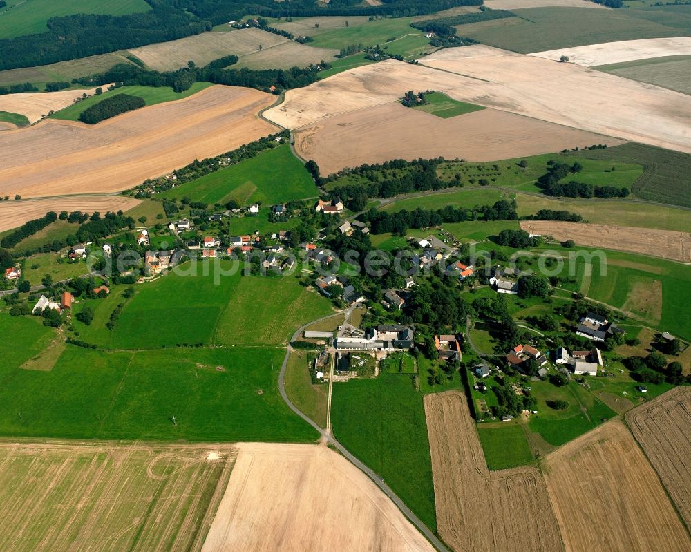 Aerial photograph Krummenhennersdorf - Agricultural land and field boundaries surround the settlement area of the village in Krummenhennersdorf in the state Saxony, Germany