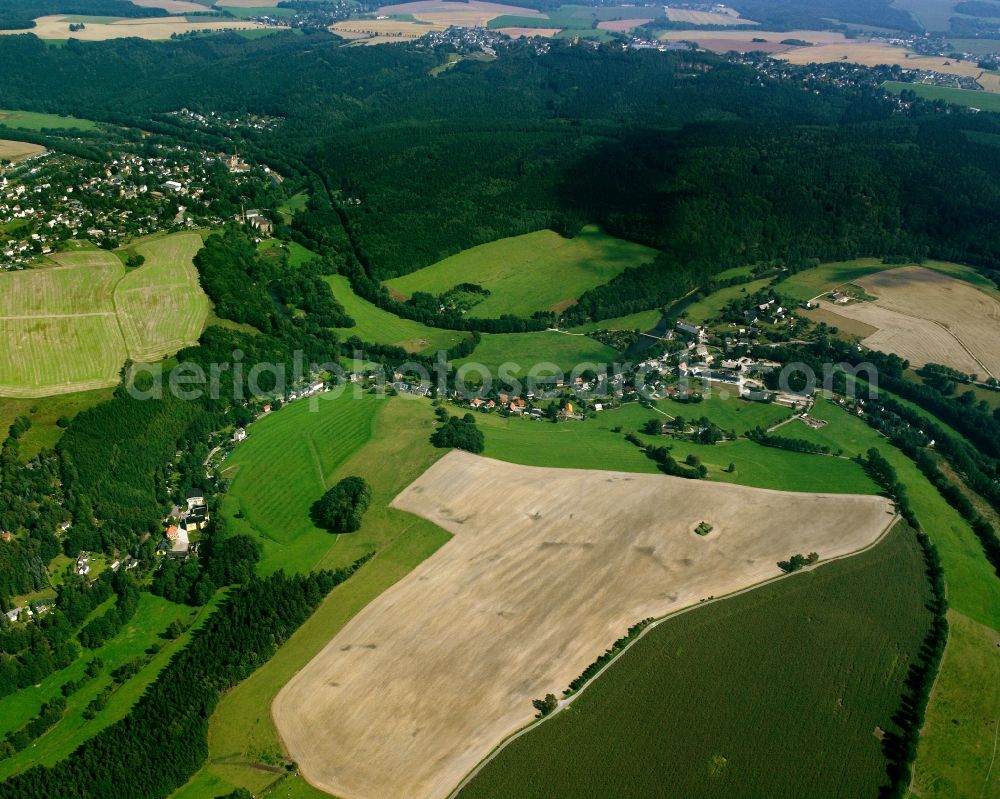 Kunnersdorf from the bird's eye view: Agricultural land and field boundaries surround the settlement area of the village in Kunnersdorf in the state Saxony, Germany