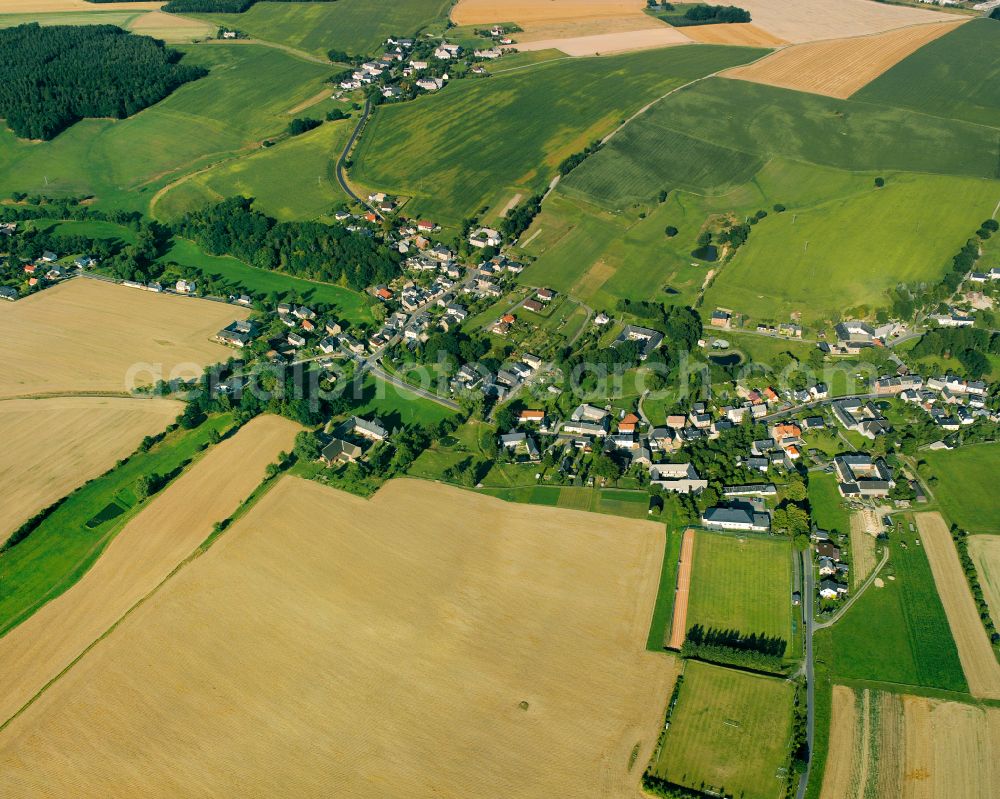 Aerial photograph Langenwetzendorf - Agricultural land and field boundaries surround the settlement area of the village in Langenwetzendorf in the state Thuringia, Germany