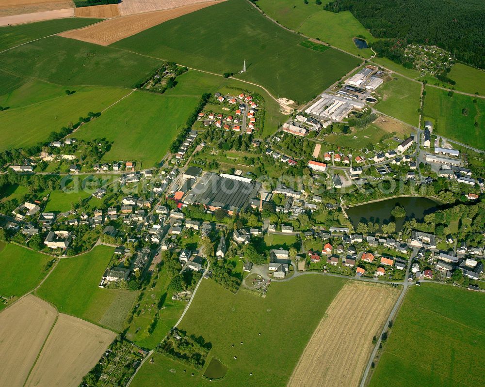 Langenwetzendorf from the bird's eye view: Agricultural land and field boundaries surround the settlement area of the village in Langenwetzendorf in the state Thuringia, Germany