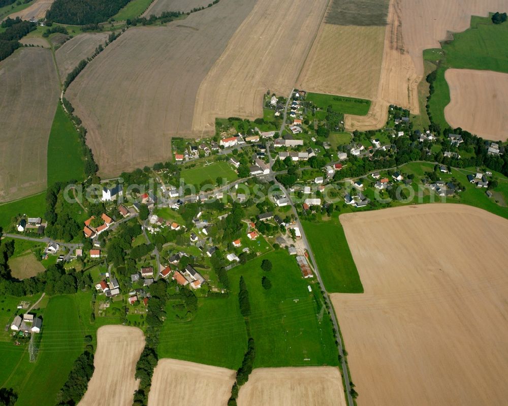 Aerial photograph Langhennersdorf - Agricultural land and field boundaries surround the settlement area of the village in Langhennersdorf in the state Saxony, Germany