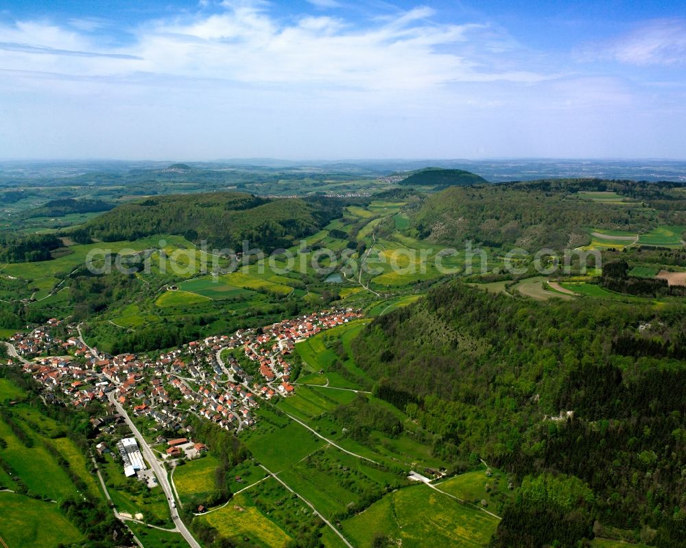 Aerial photograph Lauterstein - Agricultural land and field boundaries surround the settlement area of the village in Lauterstein in the state Baden-Wuerttemberg, Germany