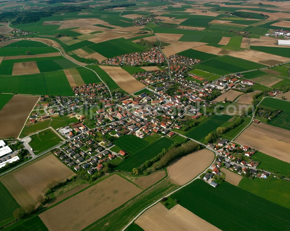 Aerial photograph Leiblfing - Agricultural land and field boundaries surround the settlement area of the village in Leiblfing in the state Bavaria, Germany
