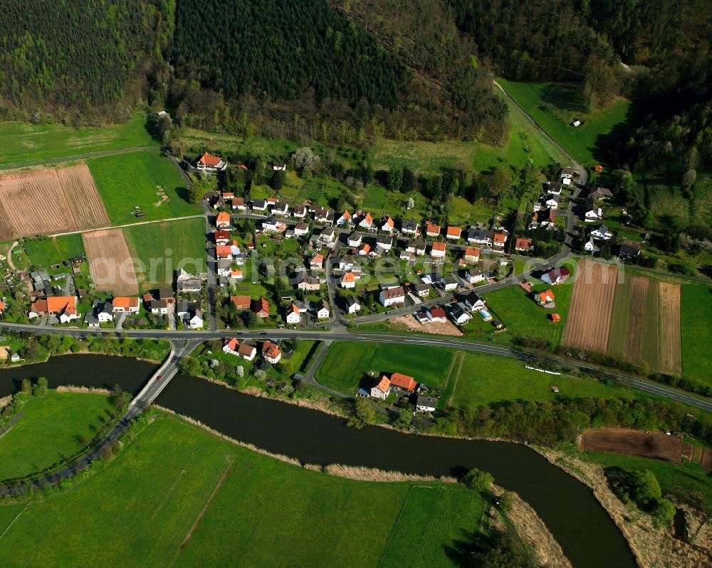 Aerial photograph Lengers - Agricultural land and field boundaries surround the settlement area of the village in Lengers in the state Hesse, Germany