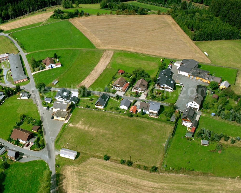Aerial photograph Lerchenhügel - Agricultural land and field boundaries surround the settlement area of the village in Lerchenhügel in the state Bavaria, Germany