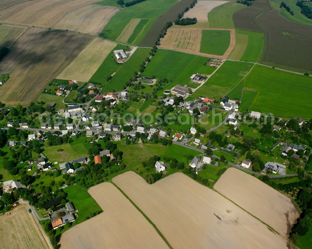 Aerial photograph Leubsdorf - Agricultural land and field boundaries surround the settlement area of the village in Leubsdorf in the state Saxony, Germany