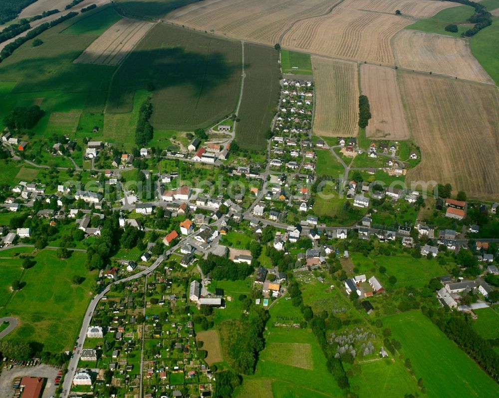 Aerial image Leubsdorf - Agricultural land and field boundaries surround the settlement area of the village in Leubsdorf in the state Saxony, Germany