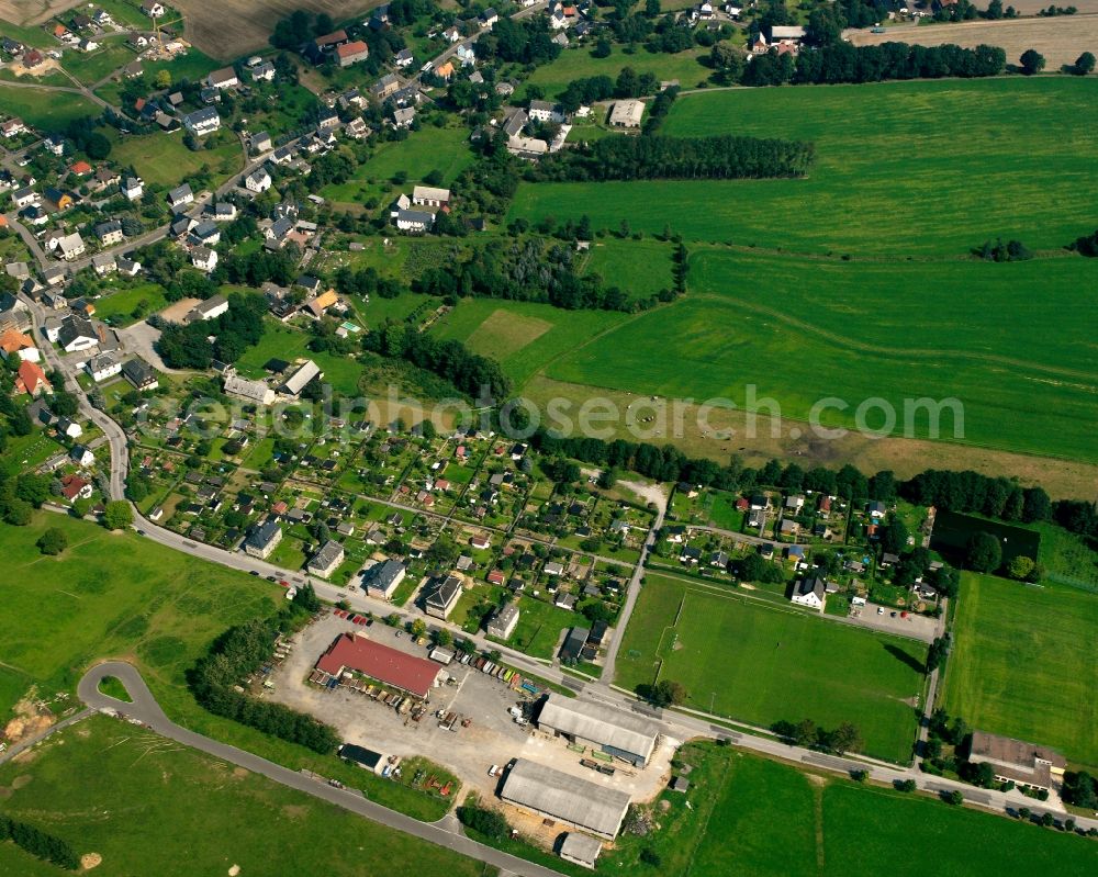 Aerial photograph Leubsdorf - Agricultural land and field boundaries surround the settlement area of the village in Leubsdorf in the state Saxony, Germany