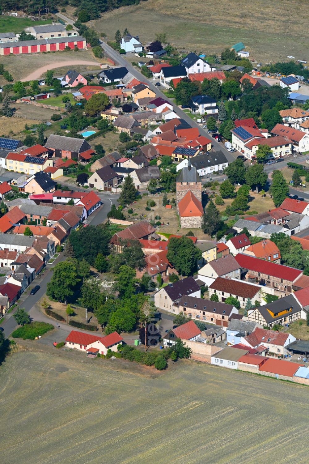 Aerial photograph Linthe - Agricultural land and field boundaries surround the settlement area of the village in Linthe in the state Brandenburg, Germany