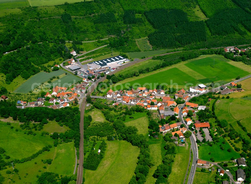 Aerial photograph Mannweiler - Agricultural land and field boundaries surround the settlement area of the village in Mannweiler in the state Rhineland-Palatinate, Germany