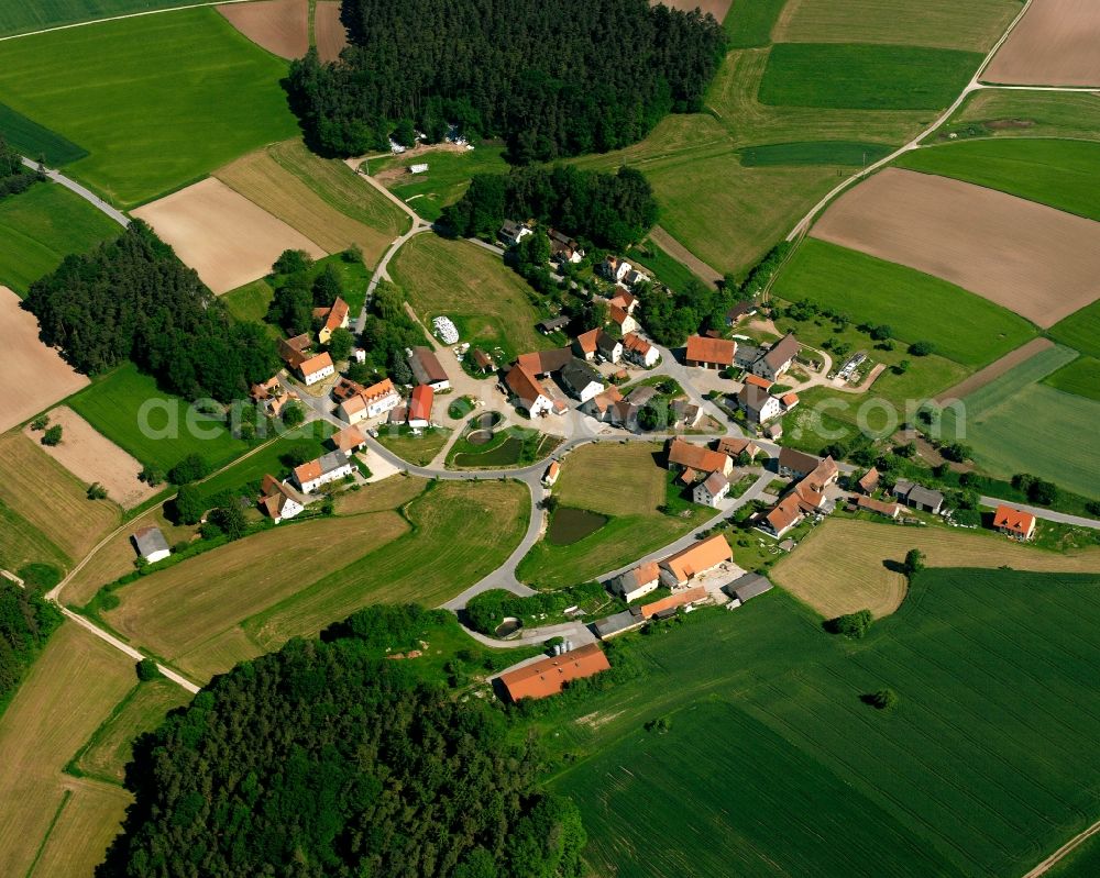 Aerial photograph Mausendorf - Agricultural land and field boundaries surround the settlement area of the village in Mausendorf in the state Bavaria, Germany