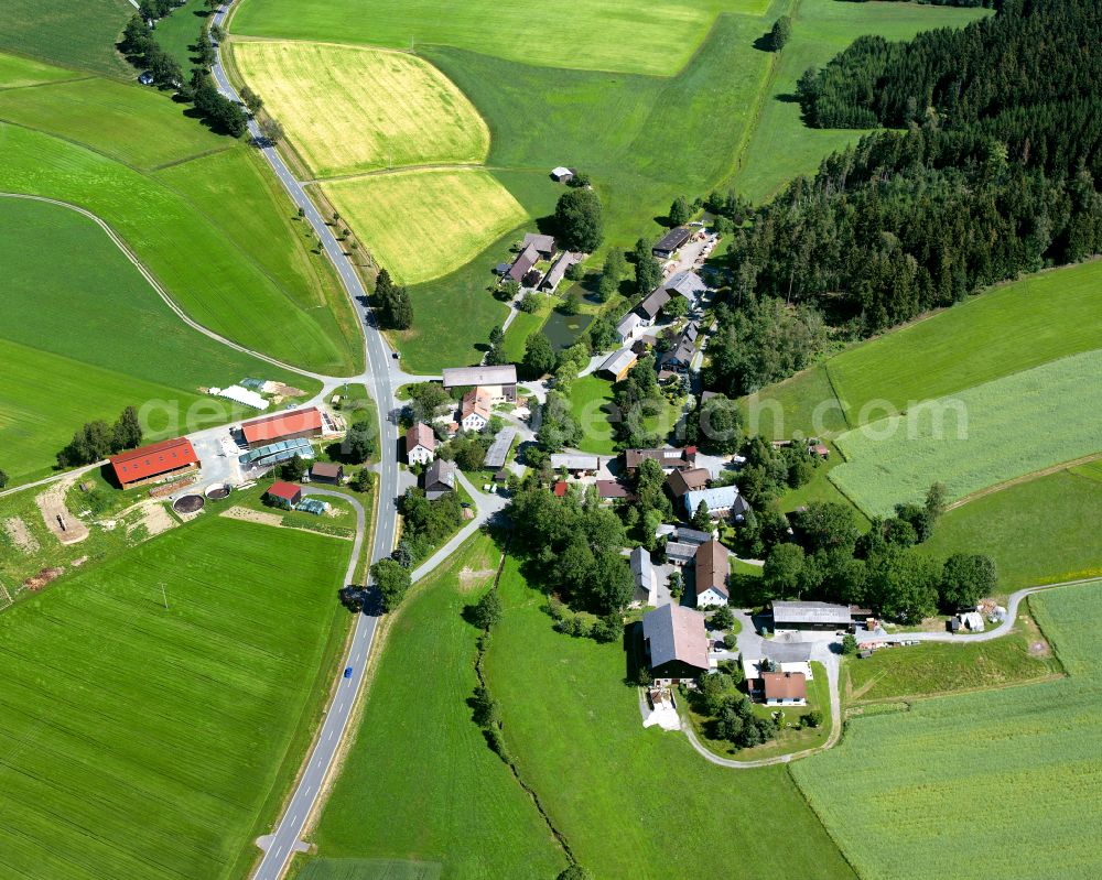 Mödlenreuth from the bird's eye view: Agricultural land and field boundaries surround the settlement area of the village in Mödlenreuth in the state Bavaria, Germany