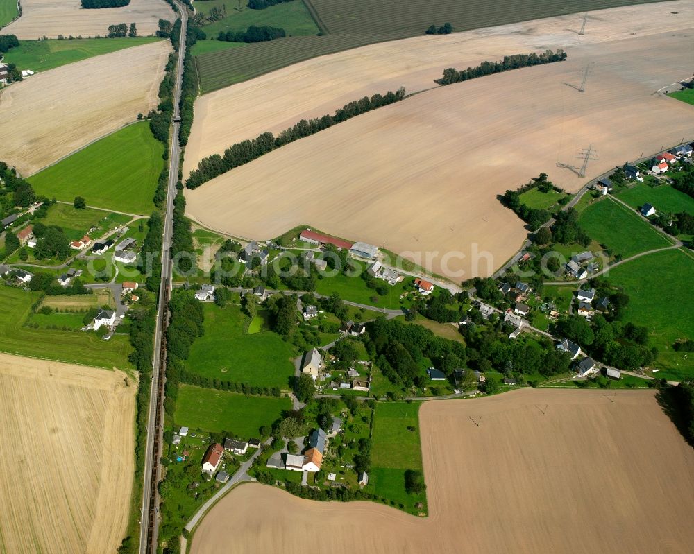 Aerial photograph Memmendorf - Agricultural land and field boundaries surround the settlement area of the village in Memmendorf in the state Saxony, Germany