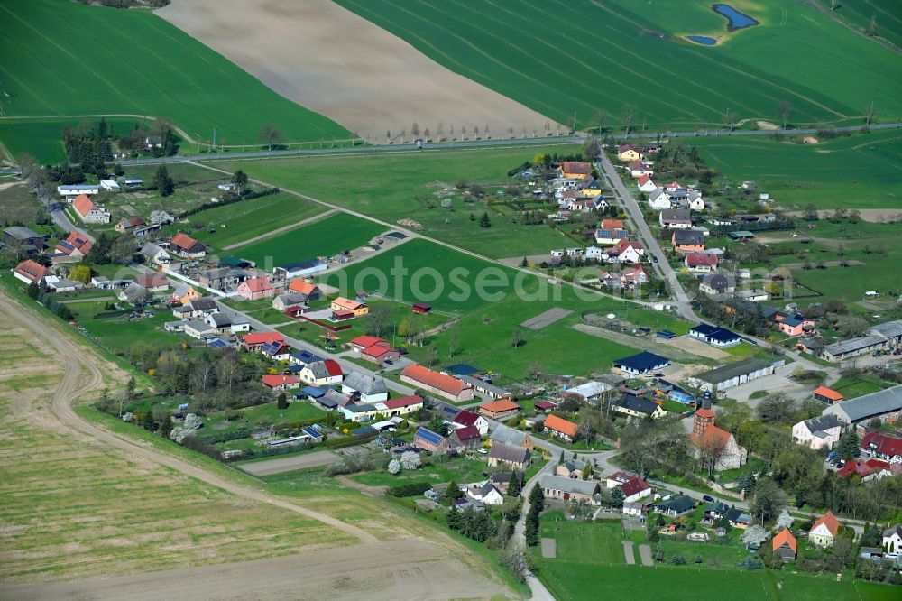 Aerial photograph Menkin - Agricultural land and field boundaries surround the settlement area of the village in Menkin in the state Brandenburg, Germany