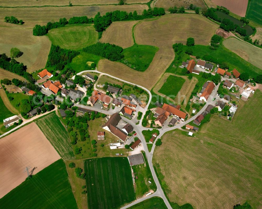 Aerial image Metzlesberg - Agricultural land and field boundaries surround the settlement area of the village in Metzlesberg in the state Bavaria, Germany