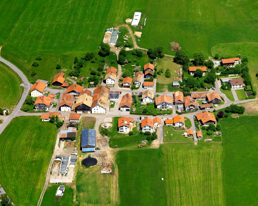 Mitterleinbach from the bird's eye view: Agricultural land and field boundaries surround the settlement area of the village in Mitterleinbach in the state Bavaria, Germany