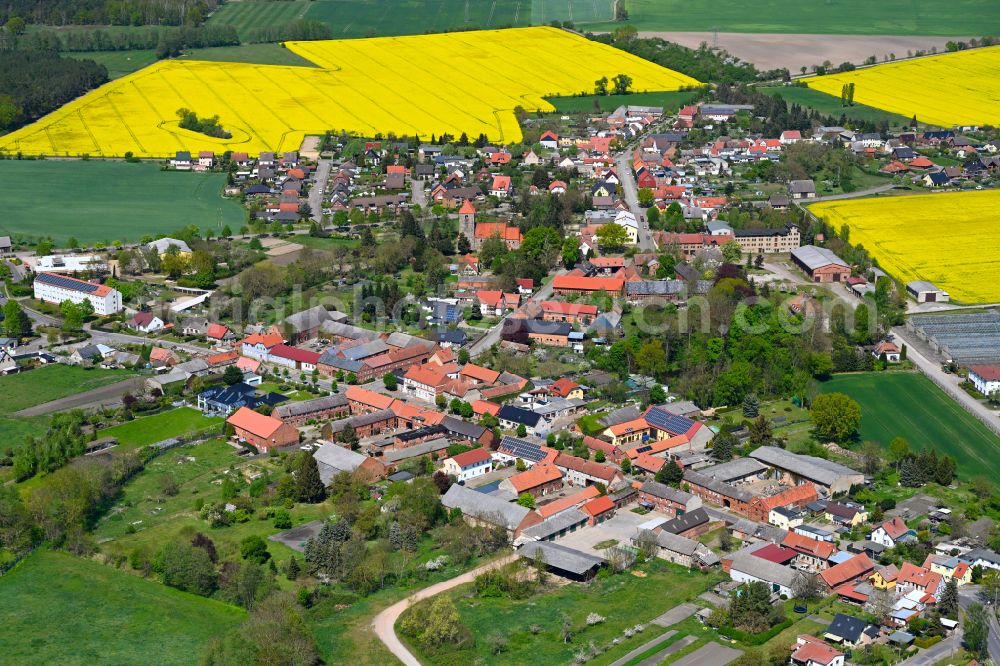 Aerial photograph Möringen - Agricultural land and field boundaries surround the settlement area of the village in Moeringen in the state Saxony-Anhalt, Germany