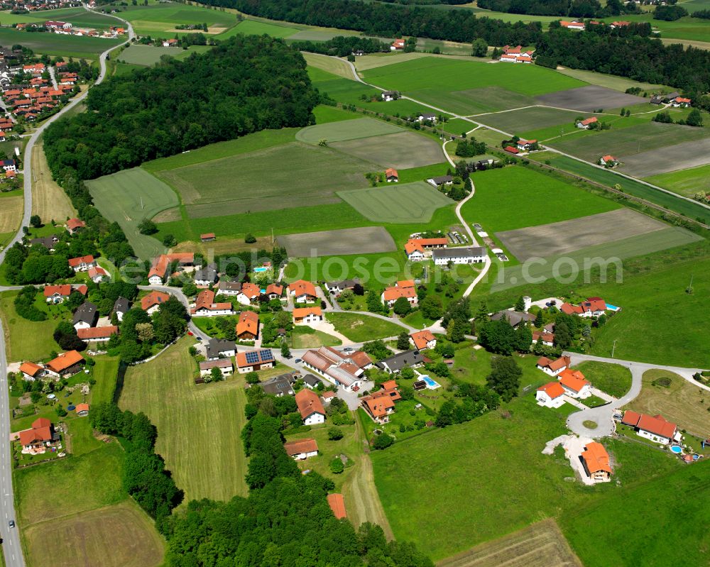 Aerial photograph Mörmoosen - Agricultural land and field boundaries surround the settlement area of the village in Mörmoosen in the state Bavaria, Germany