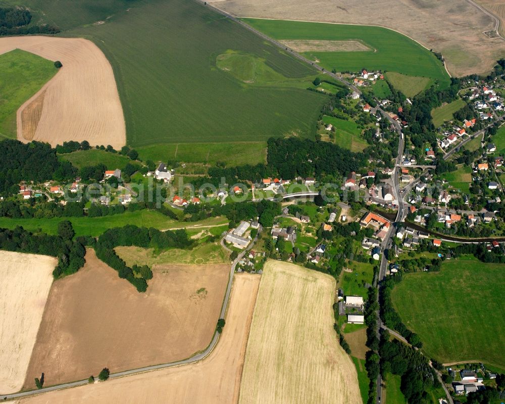 Aerial photograph Naundorf - Agricultural land and field boundaries surround the settlement area of the village in Naundorf in the state Saxony, Germany