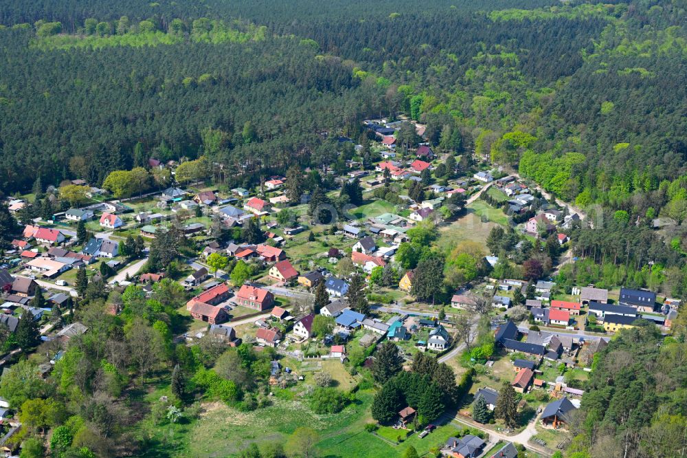Aerial photograph Neuendorf - Agricultural land and field boundaries surround the settlement area of the village in Neuendorf Löwenberger Land in the state Brandenburg, Germany