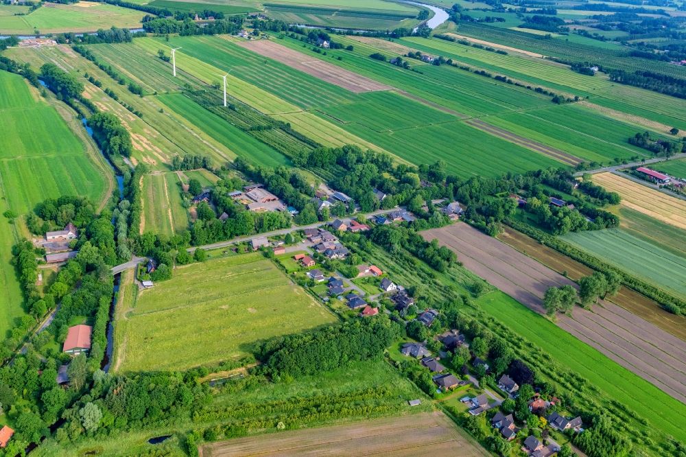 Aerial photograph Engelschoff - Agricultural land and field boundaries surround the settlement area of the village in Neuland in Engelschoff in the state Lower Saxony, Germany