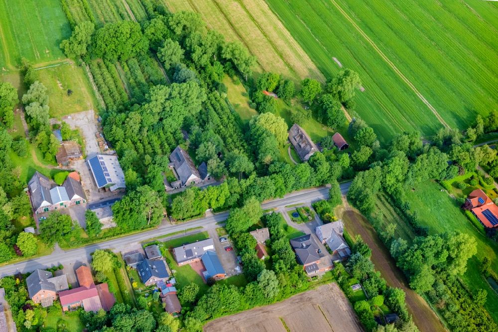 Engelschoff from the bird's eye view: Agricultural land and field boundaries surround the settlement area of the village in Neuland in Engelschoff in the state Lower Saxony, Germany