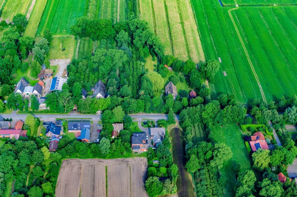 Aerial image Engelschoff - Agricultural land and field boundaries surround the settlement area of the village in Neuland in Engelschoff in the state Lower Saxony, Germany