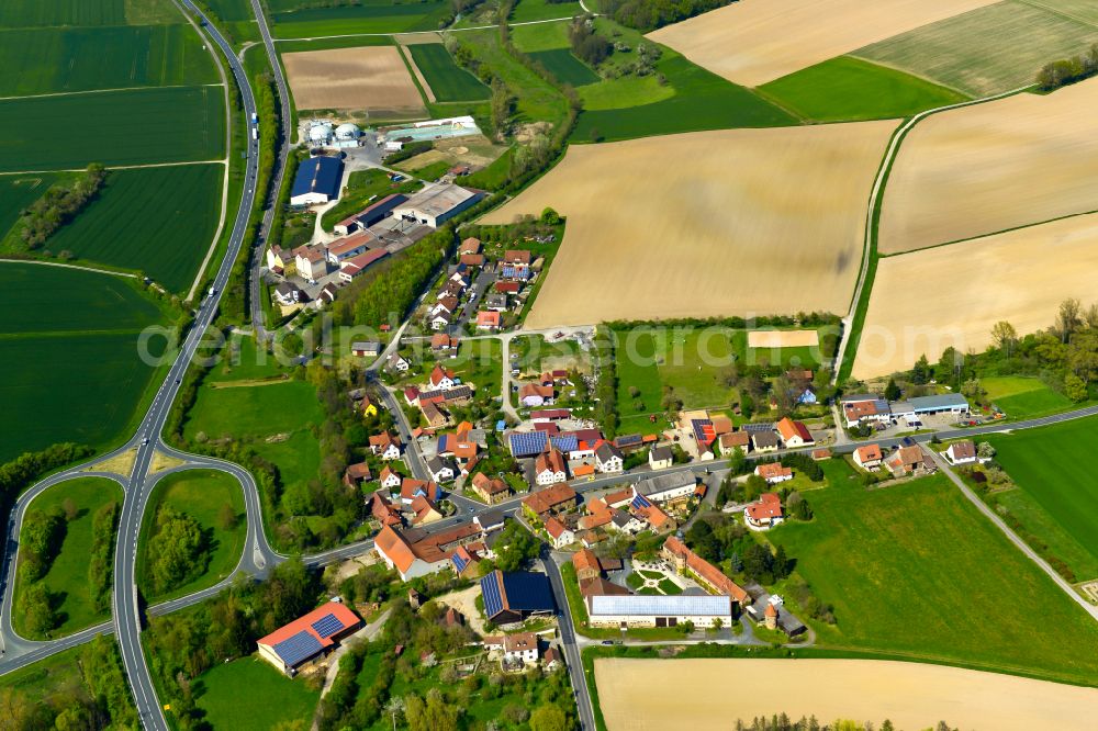 Aerial photograph Neuses a.Sand - Agricultural land and field boundaries surround the settlement area of the village in Neuses a.Sand in the state Bavaria, Germany