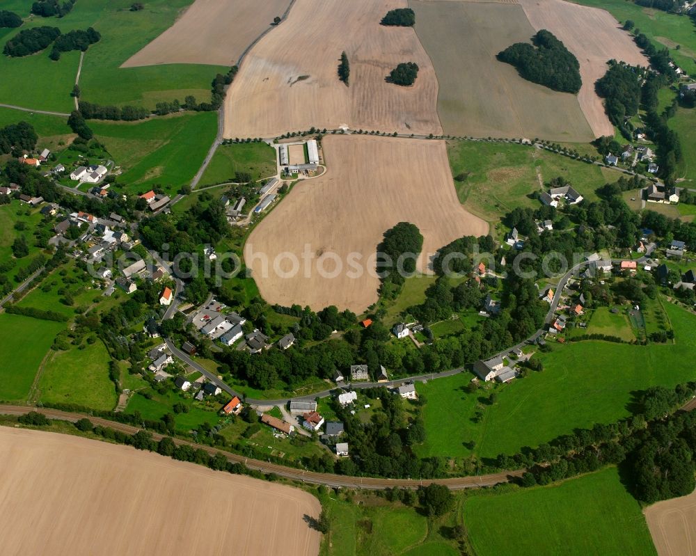 Aerial photograph Niederbobritzsch - Agricultural land and field boundaries surround the settlement area of the village in Niederbobritzsch in the state Saxony, Germany