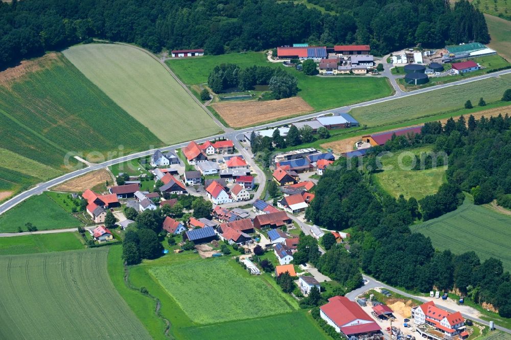 Aerial photograph Niederhofen - Agricultural land and field boundaries surround the settlement area of the village in Niederhofen in the state Bavaria, Germany
