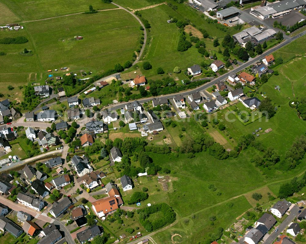 Aerial photograph Niederroßbach - Agricultural land and field boundaries surround the settlement area of the village in Niederroßbach in the state Hesse, Germany