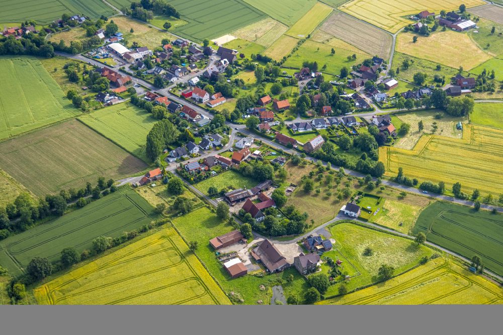 Norddinker from the bird's eye view: Agricultural land and field boundaries surround the settlement area of the village in Norddinker at Ruhrgebiet in the state North Rhine-Westphalia, Germany