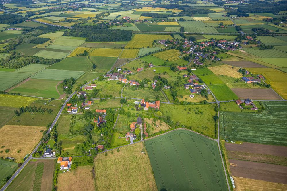 Aerial image Norddinker - Agricultural land and field boundaries surround the settlement area of the village in Norddinker at Ruhrgebiet in the state North Rhine-Westphalia, Germany