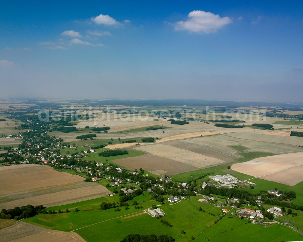 Aerial photograph Oberbobritzsch - Agricultural land and field boundaries surround the settlement area of the village in Oberbobritzsch in the state Saxony, Germany